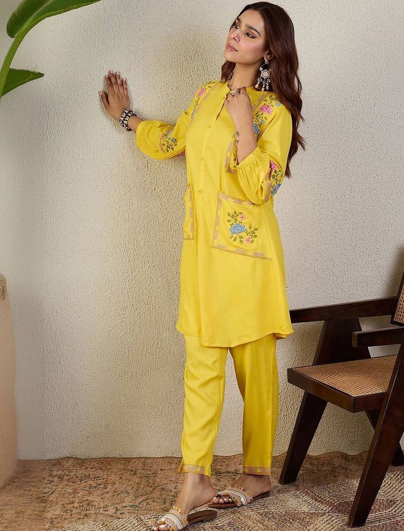 Floral Embroidered Regular Thread Work Kurta With Trousers