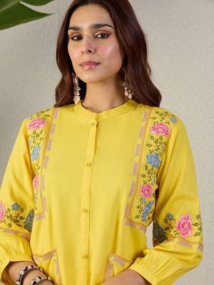 Floral Embroidered Regular Thread Work Kurta With Trousers 6
