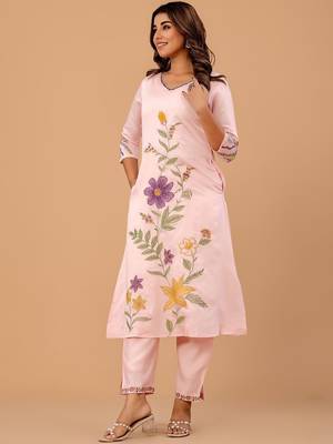 Women Floral Embroidered Regular Thread Work Kurta with Trousers 1