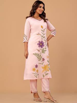 Women Floral Embroidered Regular Thread Work Kurta with Trousers 2