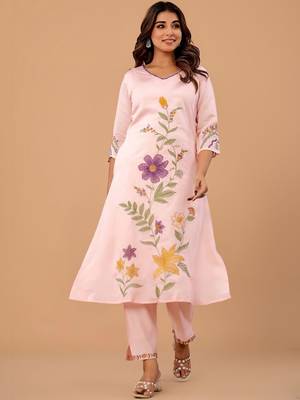 Women Floral Embroidered Regular Thread Work Kurta with Trousers 4