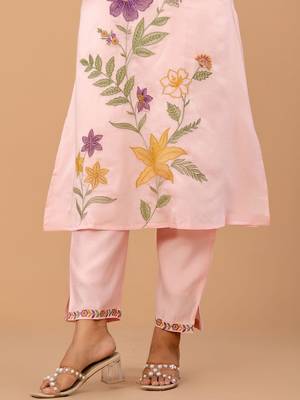 Women Floral Embroidered Regular Thread Work Kurta with Trousers 6