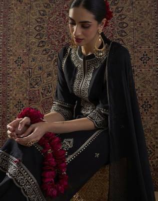 Ethnic Motifs Embroidered Mandarin Collar Straight Kurta & Trousers With Dupatta 1