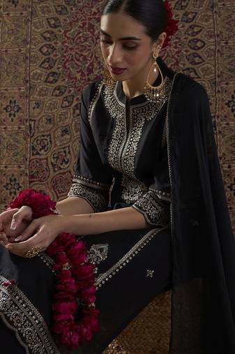 Ethnic Motifs Embroidered Mandarin Collar Straight Kurta & Trousers With Dupatta