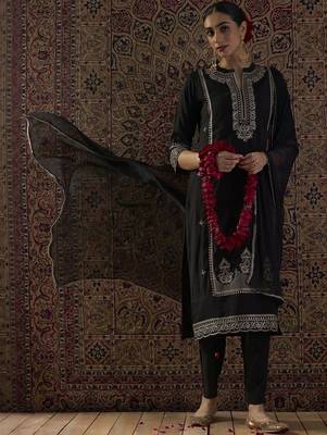 Ethnic Motifs Embroidered Mandarin Collar Straight Kurta & Trousers With Dupatta 2