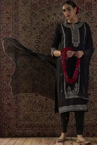 Ethnic Motifs Embroidered Mandarin Collar Straight Kurta & Trousers With Dupatta