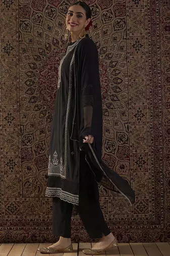 Ethnic Motifs Embroidered Mandarin Collar Straight Kurta & Trousers With Dupatta