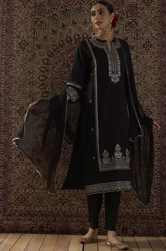 Ethnic Motifs Embroidered Mandarin Collar Straight Kurta & Trousers With Dupatta