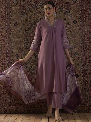 Floral Embroidered Regular Thread Work Straight Kurta With Trousers & Dupatta 1