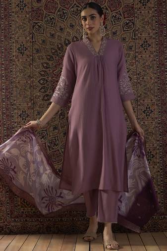 Floral Embroidered Regular Thread Work Straight Kurta With Trousers & Dupatta