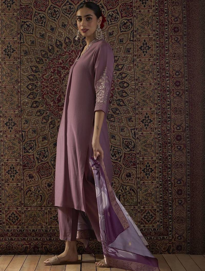 Floral Embroidered Regular Thread Work Straight Kurta With Trousers & Dupatta