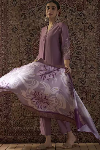 Floral Embroidered Regular Thread Work Straight Kurta With Trousers & Dupatta
