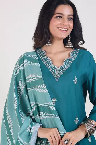 Ethnic Motifs Embroidered V-Neck Thread Work Kurta & Trousers With Dupatta