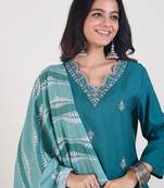 Ethnic Motifs Embroidered V-Neck Thread Work Kurta & Trousers With Dupatta
