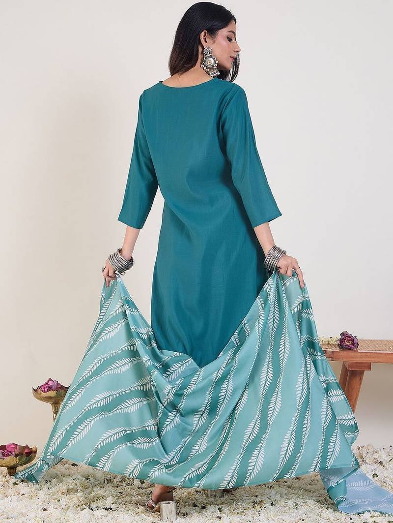 Ethnic Motifs Embroidered V-Neck Thread Work Kurta & Trousers With Dupatta