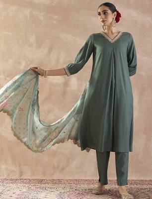 V-Neck Pleated Thread Work Straight Kurta With Trouser & Dupatta 2