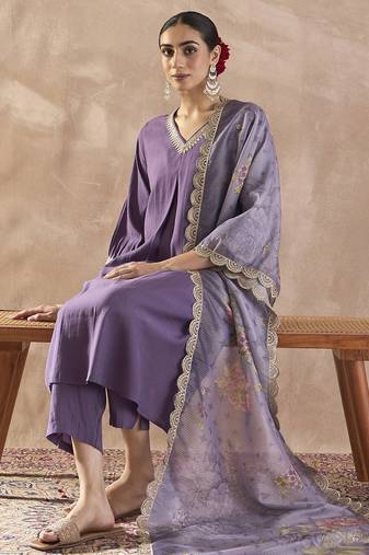 Regular Thread Work V Neck Kurta With Trousers & Dupatta