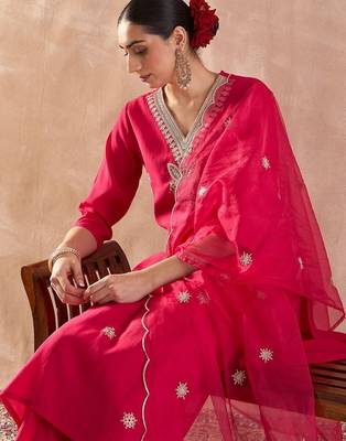 Ethnic Motifs Embroidered V-Neck Thread Work Kurta With Trousers & Dupatta 7