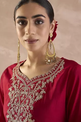 Floral Embroidered Round Neck Thread Work Kurta With Trouser