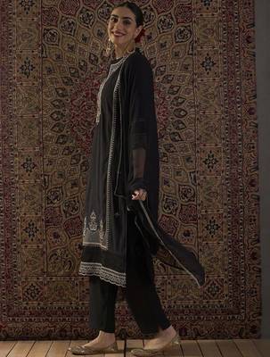 Embroidered Notch Neck Sequinned Straight Kurta With Trousers & Dupatta 3