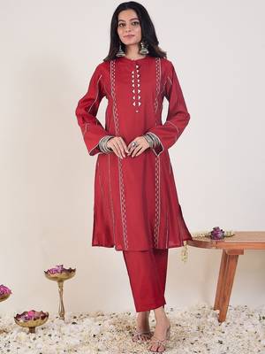 Ethnic Motifs Embroidered Mandarin Collar Thread Work Kurta With Trousers 4