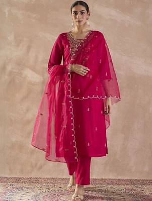 Floral Embroidered Regular Thread Work Straight Kurta With Trousers & Dupatta 1