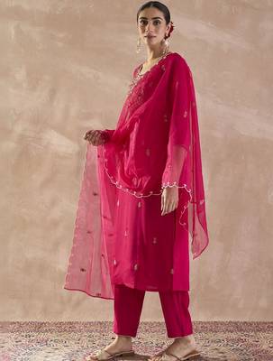 Floral Embroidered Regular Thread Work Straight Kurta With Trousers & Dupatta 4