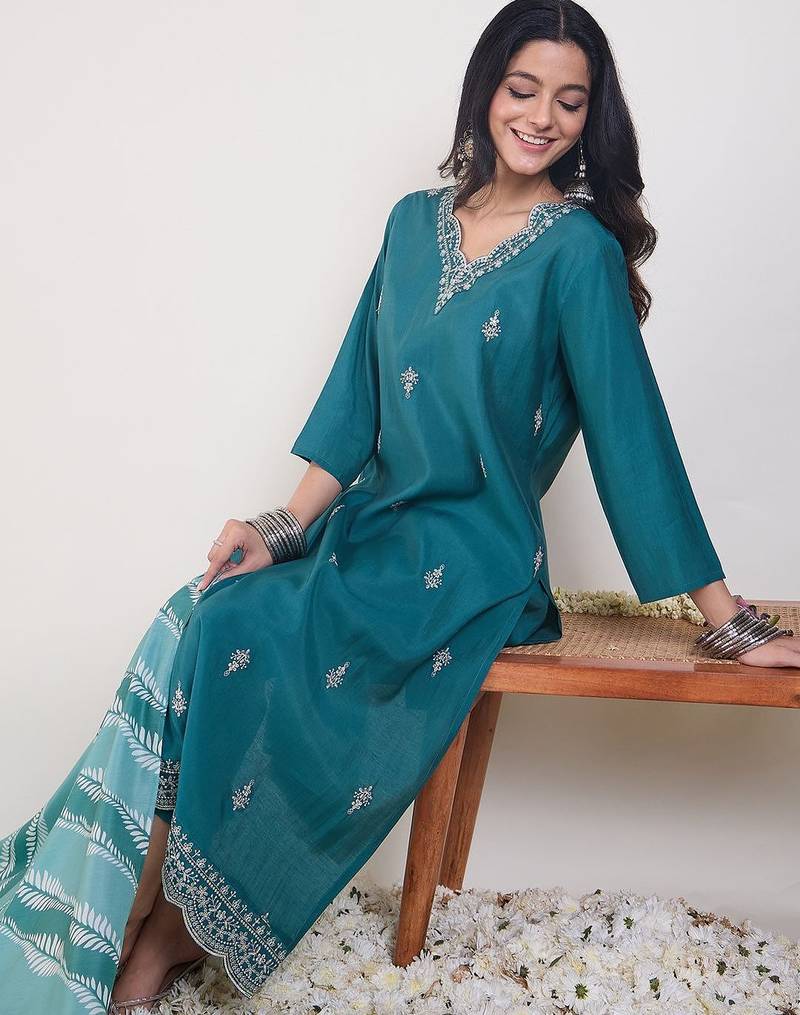 Ethnic Motifs Embroidered Thread Work Kurta with Trousers & With Dupatta