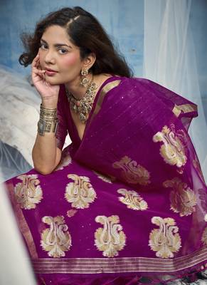 Magenta pure munga silk blend handloom saree and contrast weaving border with organza pallu 4
