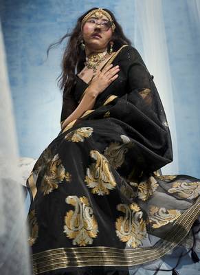 Black pure munga silk blend handloom saree and contrast weaving border with organza pallu 3