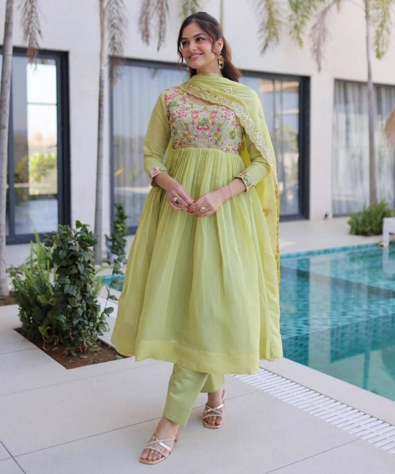 Green chanderi embroidered kurta set
