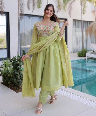 Green chanderi embroidered kurta set 2