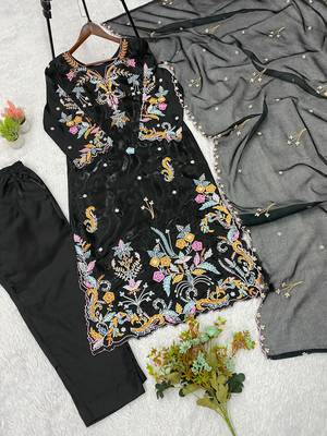 Black silk blend embroidered kurta set 4