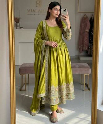 Green silk blend embroidered flared gown set 2