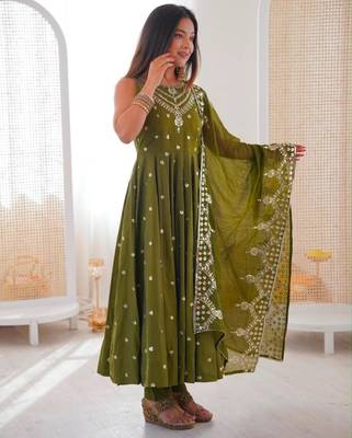 Dark green silk blend embroidered anarkali set 3