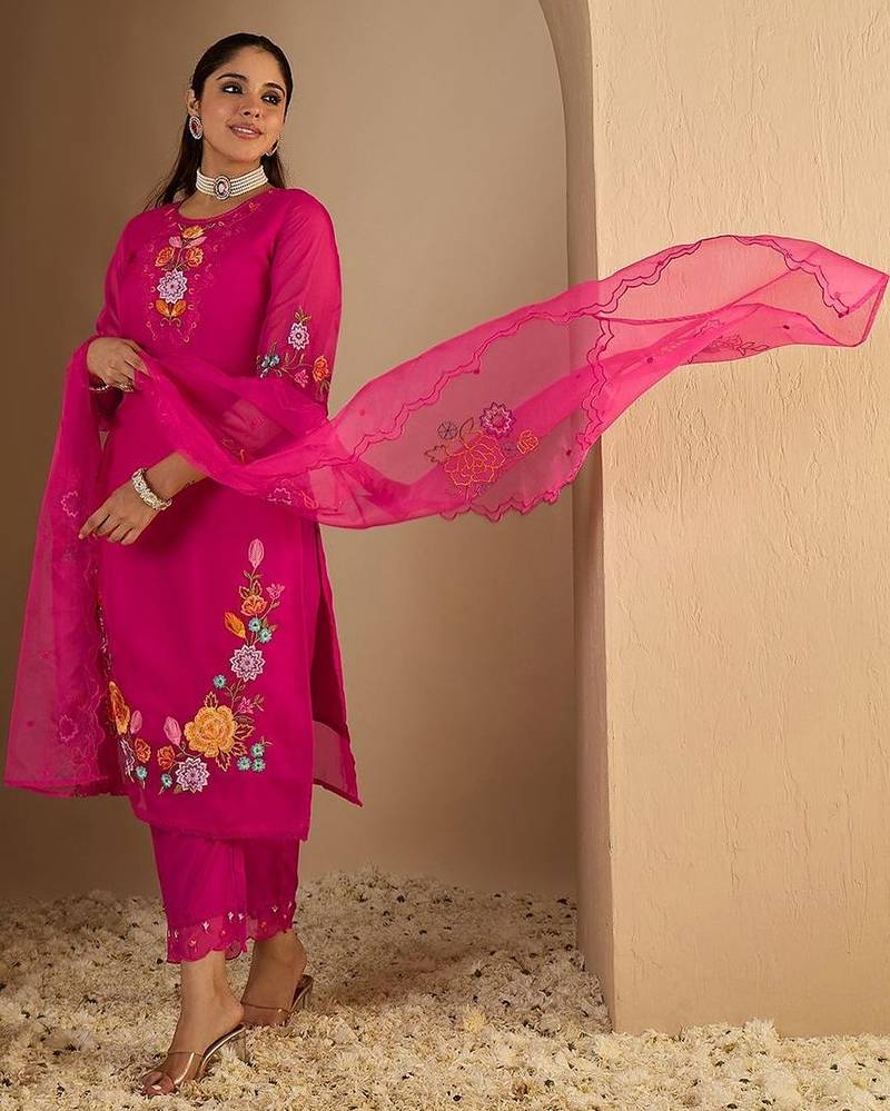 Women Floral Embroidered Regular Thread Work Kurta with Trousers & With Dupatta