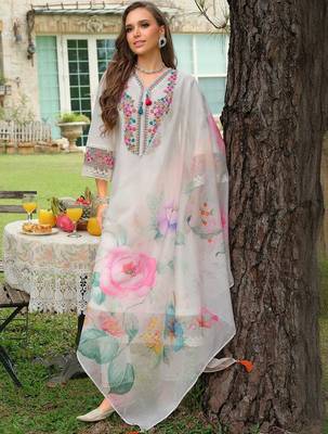 Women Floral Embroidered Regular Thread Work Kurta with Trousers & With Dupatta 1