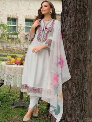Women Floral Embroidered Regular Thread Work Kurta with Trousers & With Dupatta 3