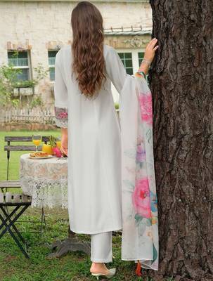 Women Floral Embroidered Regular Thread Work Kurta with Trousers & With Dupatta 4