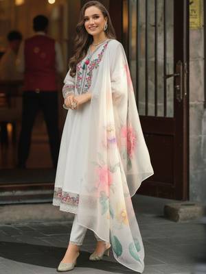 Women Floral Embroidered Regular Thread Work Kurta with Trousers & With Dupatta 5