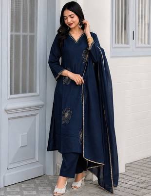 Deep blue embroidered kurta set with pants & lace work dupatta 1