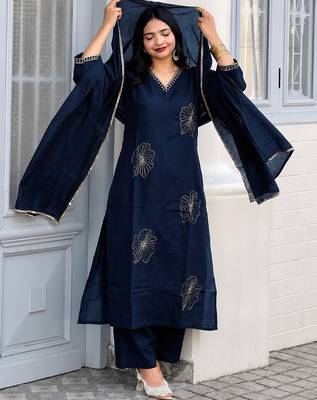 Deep blue embroidered kurta set with pants & lace work dupatta 2