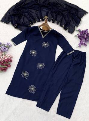 Deep blue embroidered kurta set with pants & lace work dupatta 4