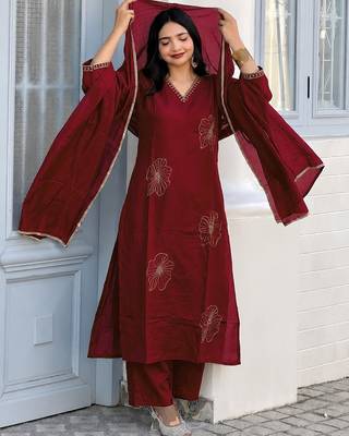 Deep red embroidered kurta set with pants & lace work dupatta 2