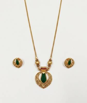 Traditional gold-plated emerald green pendant necklace :: set - handcrafted ethnic jewelry for women 3