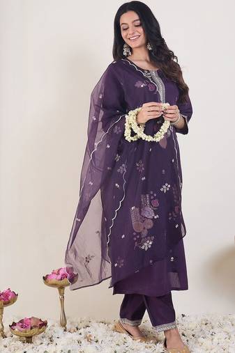 Floral Embroidered Regular Thread Work Kurta With Trousers & Dupatta
