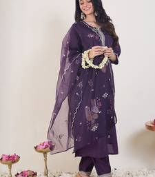 Floral Embroidered Regular Thread Work Kurta With Trousers & Dupatta