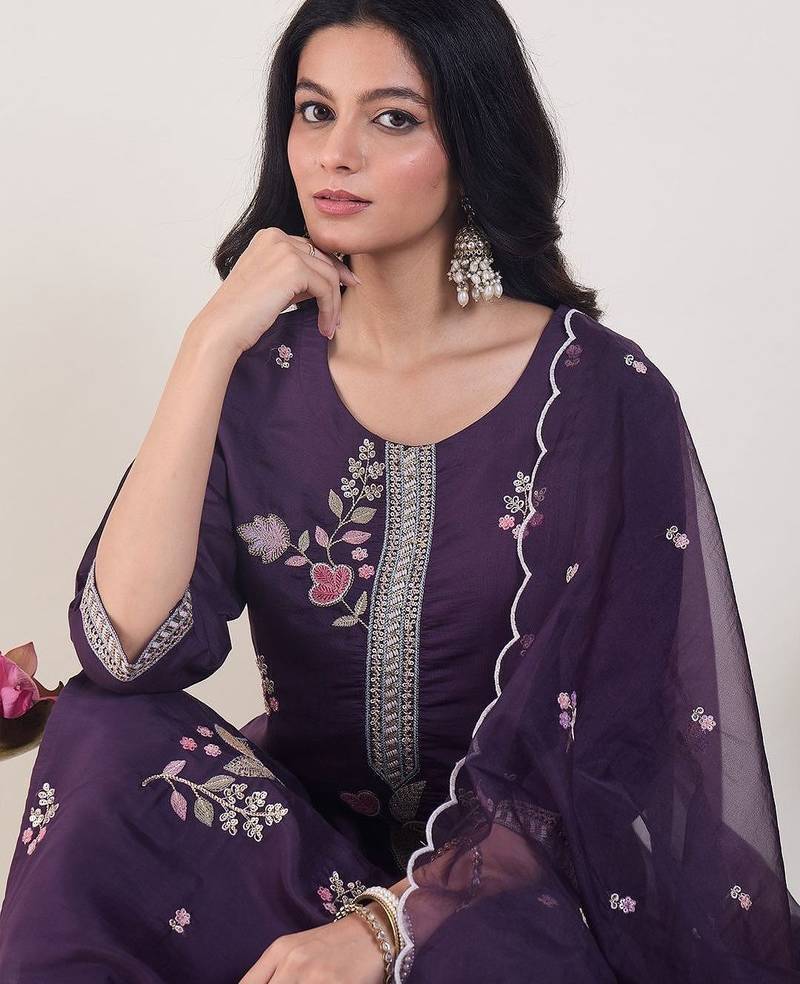Floral Embroidered Regular Thread Work Kurta With Trousers & Dupatta