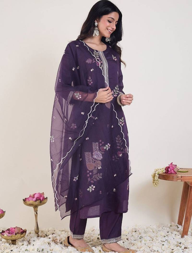 Floral Embroidered Regular Thread Work Kurta With Trousers & Dupatta