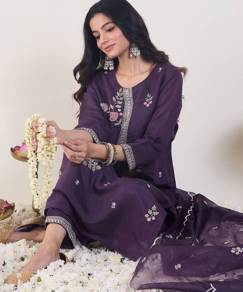 Floral Embroidered Regular Thread Work Kurta With Trousers & Dupatta